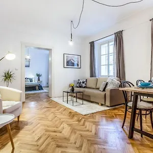 https://old-town-2-bdr-apartment-free-coffee.praguehotelsweb.com